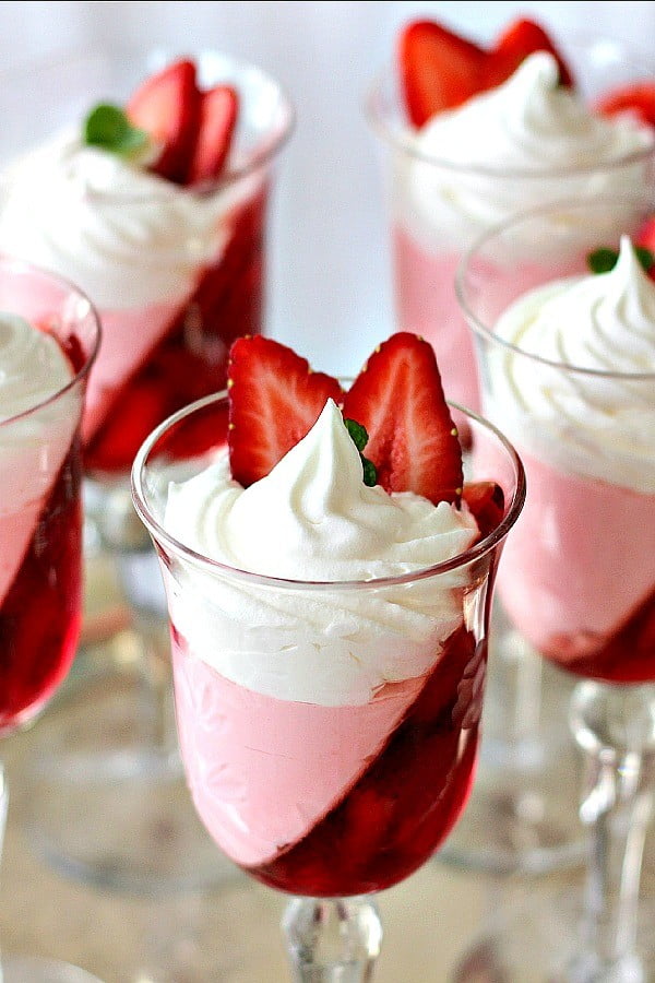 Pretty Christmas Jello Dessert (that's calorie friendly) #strawberry #dessert #berries #food #recipe