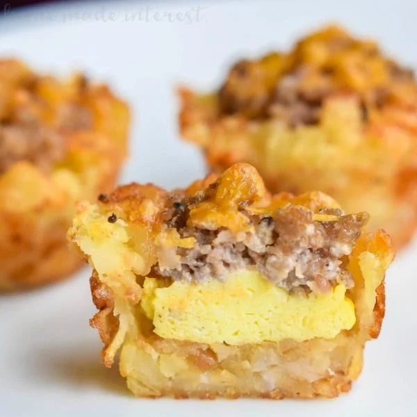 Sausage, Egg, and Cheese Breakfast Tots #tatertots #recipe #snack #breakfast