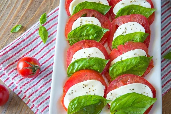 Caprese Salad {How Italians Make It} #italian #dinner #recipe