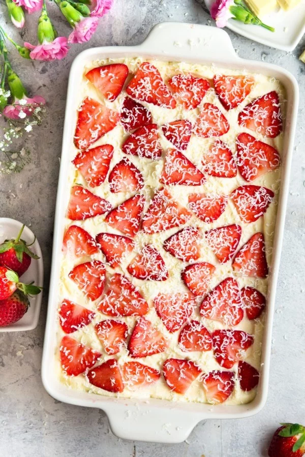 Strawberry Tiramisu with White Chocolate #tiramisu #recipe #dessert