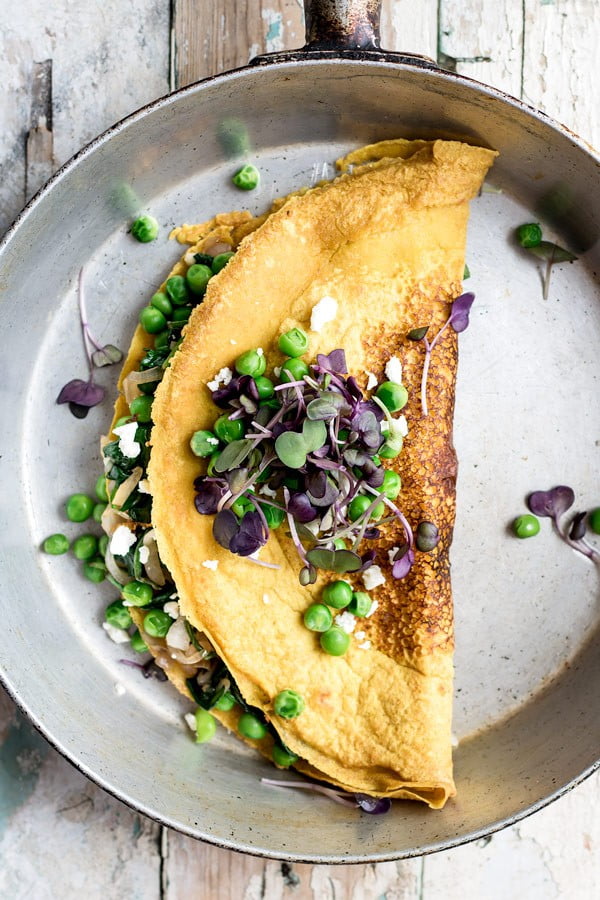 Chickpea omelette with spinach and spring peas [vegan+gluten-free] #vegetarian #healthy #breakfast #recipe