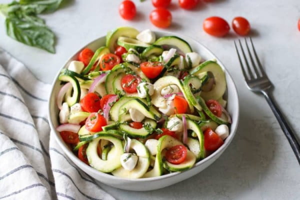 Caprese Zucchini Salad with Balsamic Vinaigrette #vegetarian #salad #recipe #healthy