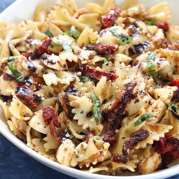 Caprese Pasta Salad with Sun-dried Tomatoes #pasta #salad #recipe #lunch #dinner