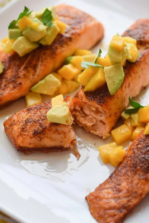 Skinny Chili Salmon with Avocado and Mango #weightwatchers #recipe #dinner #healthy