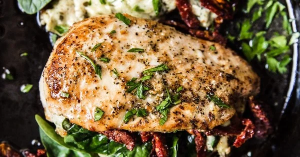 Stuffed Chicken Breast with Spinach, Cheese and Sun-Dried Tomatoes #weightwatchers #recipe #dinner #healthy
